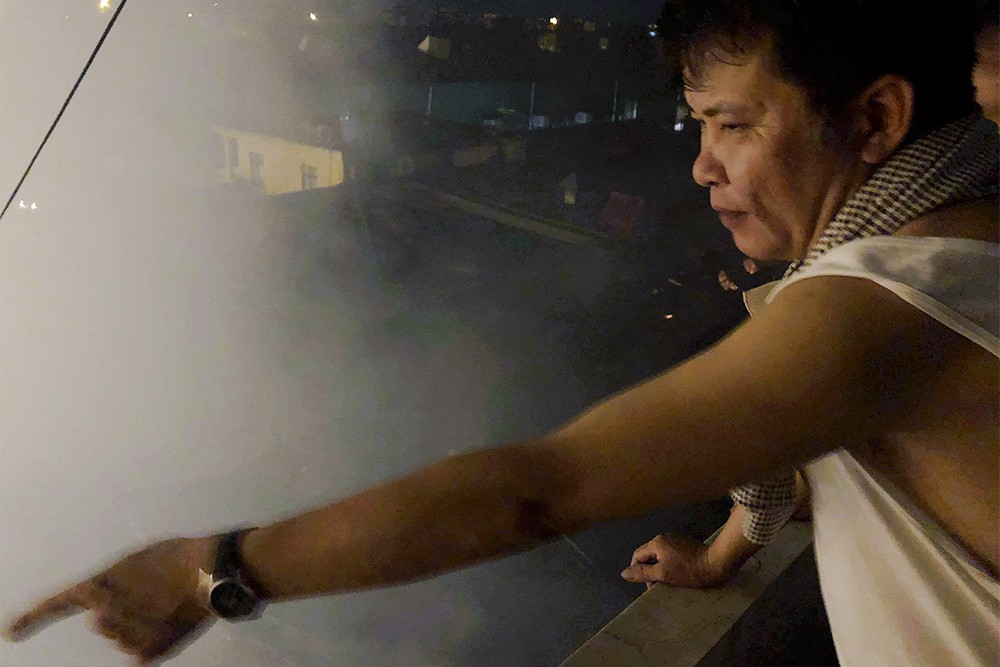 Chợ Gạo vẫn bùng phát lửa và cháy âm ỉ sau 5 tiếng, tiểu thương ngồi thất thần trong đám khói mù mịt