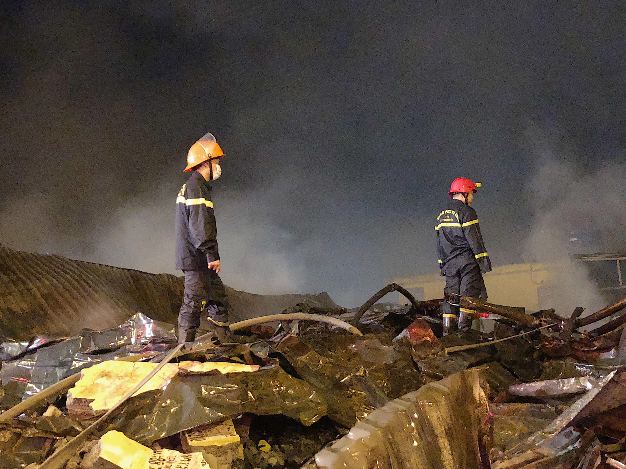 Xót xa cảnh tiểu thương sốc đến ngất xỉu sau vụ cháy chợ Gạo: Chúng tôi không làm được gì cả, chỉ khóc thôi