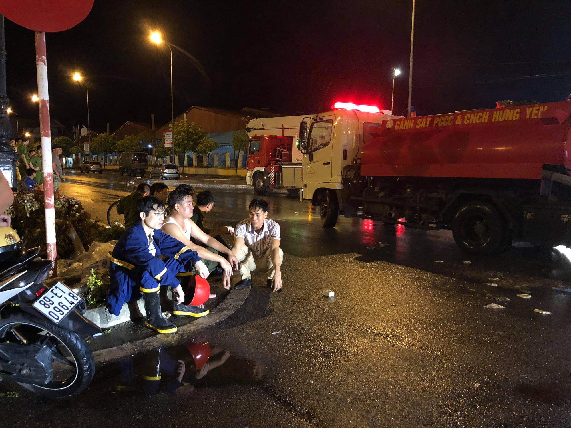 Xót xa cảnh tiểu thương sốc đến ngất xỉu sau vụ cháy chợ Gạo: Chúng tôi không làm được gì cả, chỉ khóc thôi