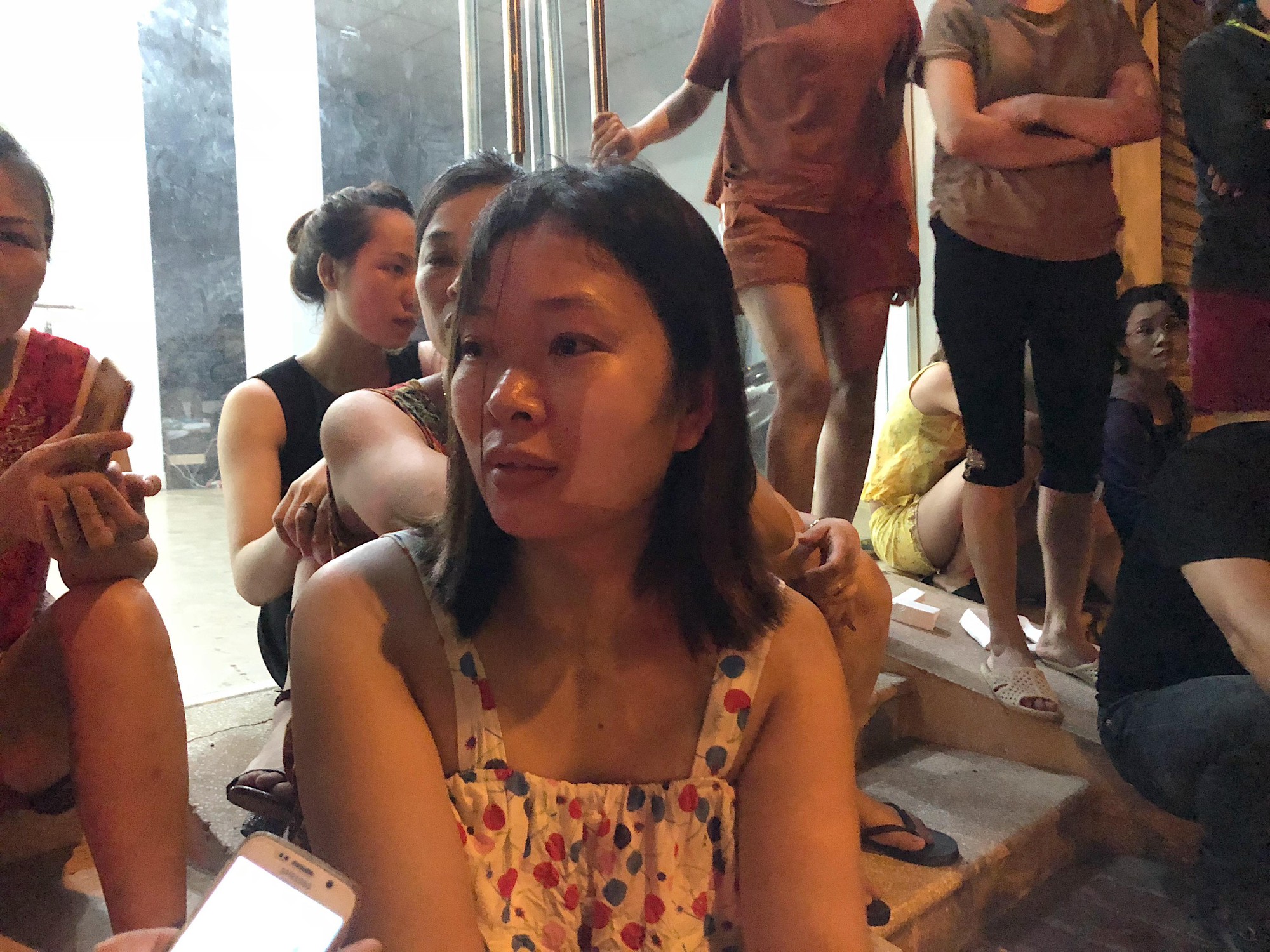 Xót xa cảnh tiểu thương sốc đến ngất xỉu sau vụ cháy chợ Gạo: Chúng tôi không làm được gì cả, chỉ khóc thôi