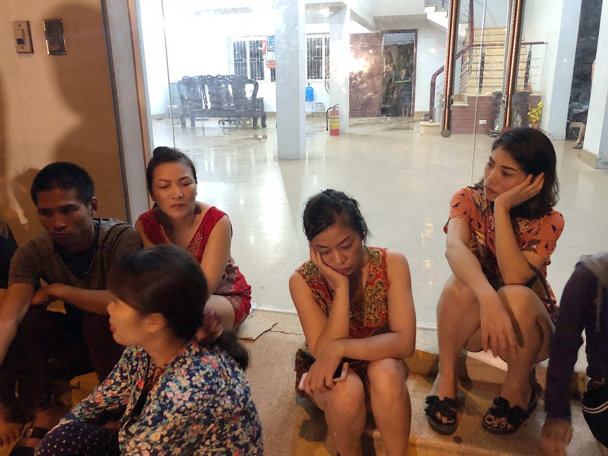 Xót xa cảnh tiểu thương sốc đến ngất xỉu sau vụ cháy chợ Gạo: Chúng tôi không làm được gì cả, chỉ khóc thôi