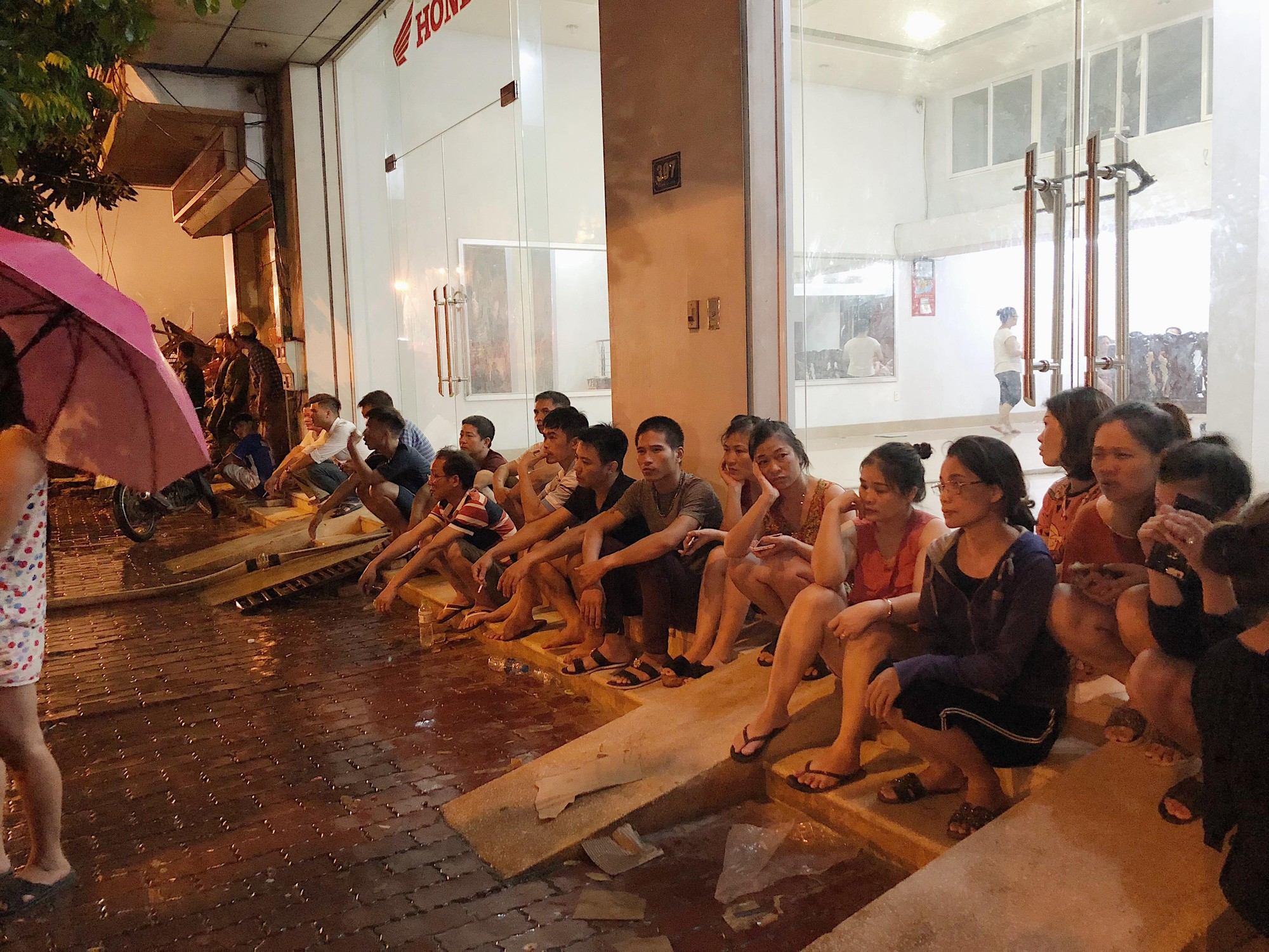 Xót xa cảnh tiểu thương sốc đến ngất xỉu sau vụ cháy chợ Gạo: Chúng tôi không làm được gì cả, chỉ khóc thôi