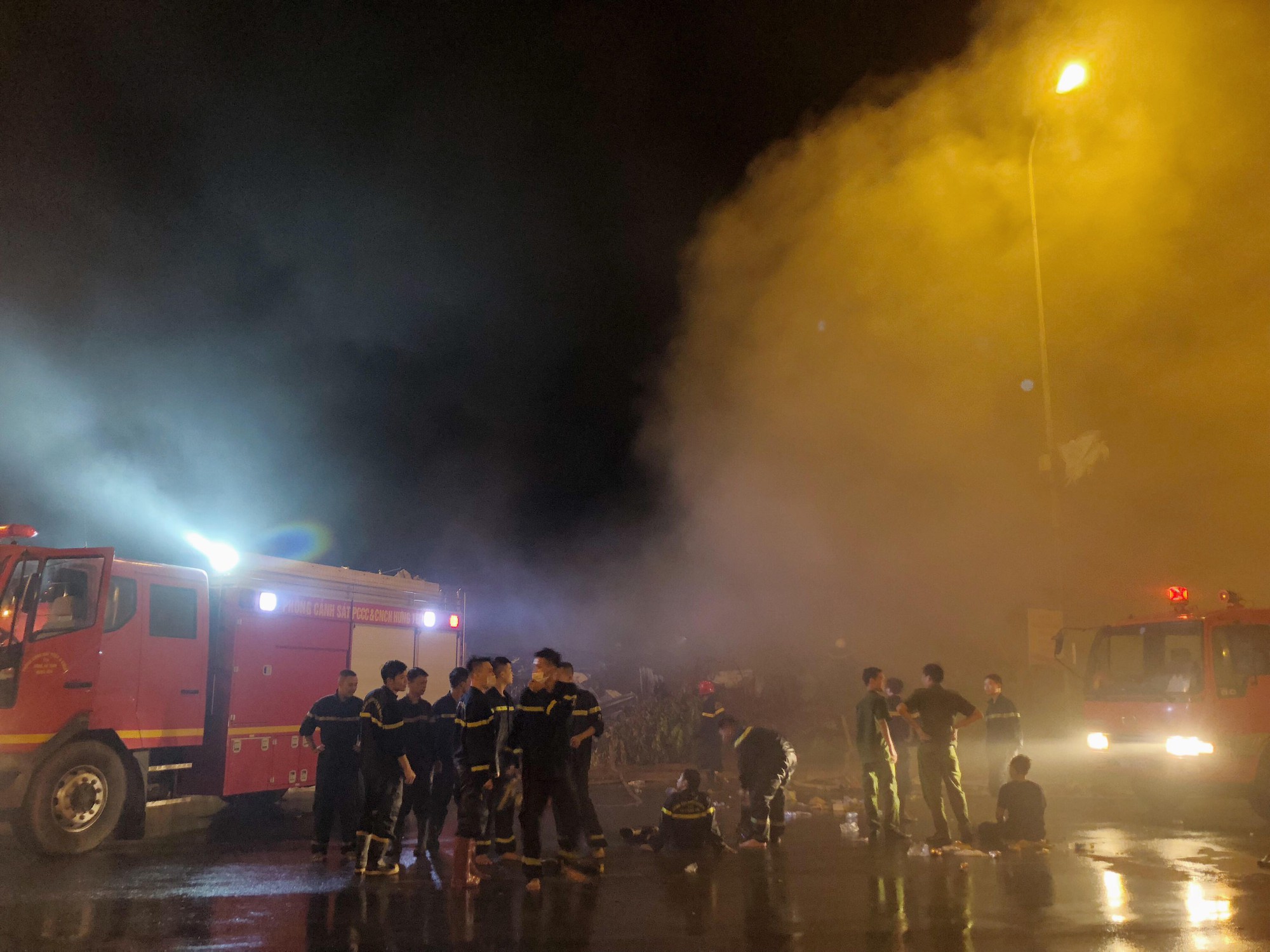 Xót xa cảnh tiểu thương sốc đến ngất xỉu sau vụ cháy chợ Gạo: Chúng tôi không làm được gì cả, chỉ khóc thôi