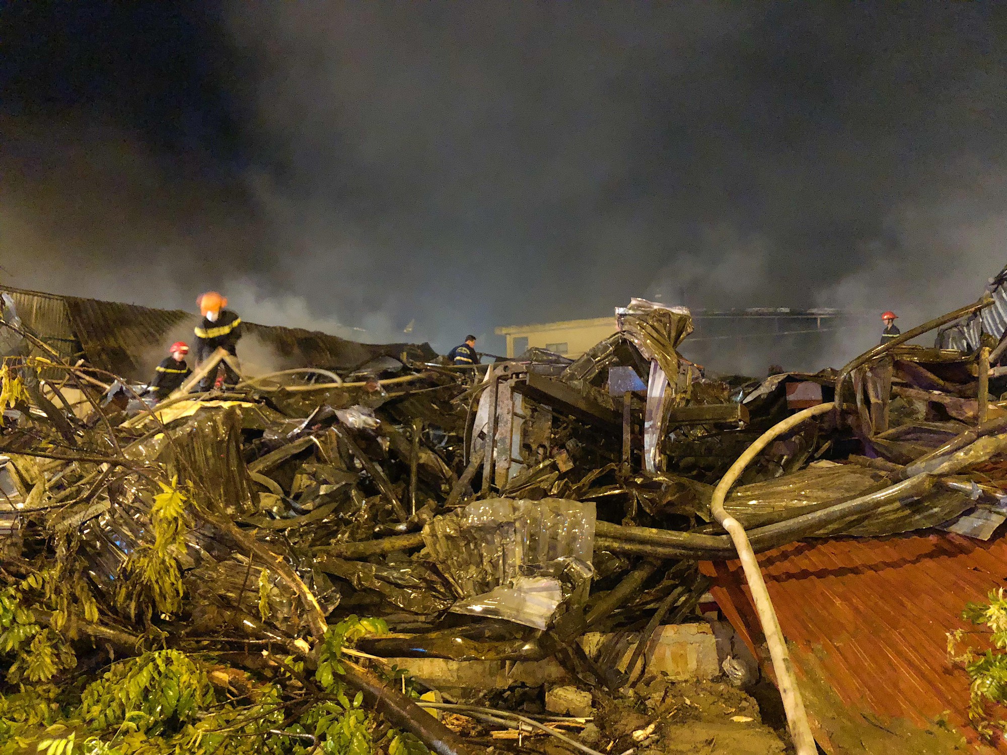 Xót xa cảnh tiểu thương sốc đến ngất xỉu sau vụ cháy chợ Gạo: Chúng tôi không làm được gì cả, chỉ khóc thôi