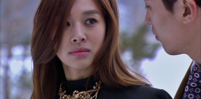 Chồng tôi bị mẹ gọi điện mắng tối tăm mặt mũi vì lỡ chụp hình mâm cơm ở cữ của tôi đăng lên mạng