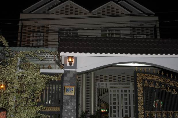 Đối tượng cho vay nặng lãi cầm bình gas, dao thái dọa công an