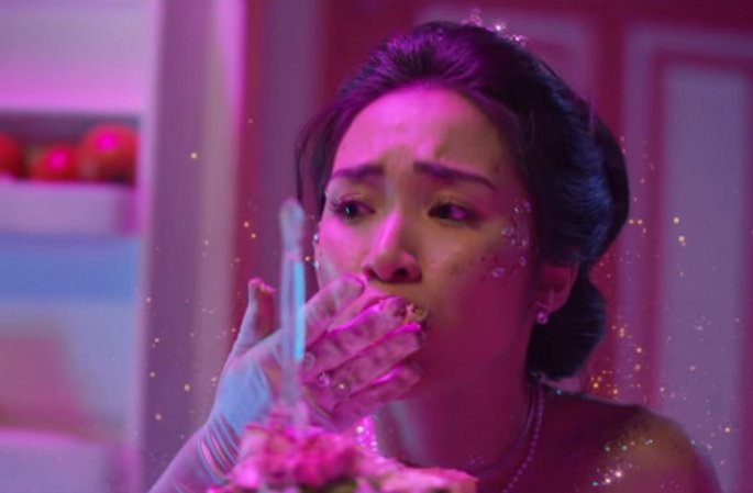 Hòa Minzy biến thành nàng tiên cá chết đói trong MV mới