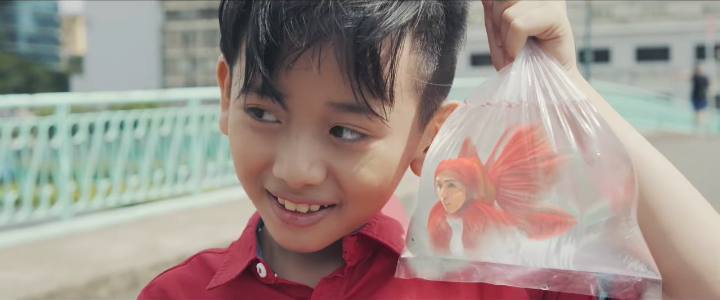 Hòa Minzy biến thành nàng tiên cá chết đói trong MV mới