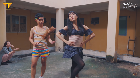 Nữ diễn viên Thập Tam Muội bị khán giả vây đánh vì đóng...quá đạt!