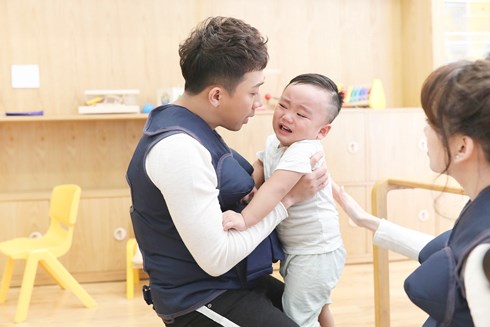 Khi đàn ông mang bầu tập 10: Hương Giang hoảng sợ, Trấn Thành, Trường Giang sụp đổ sau một ngày đi mẫu giáo