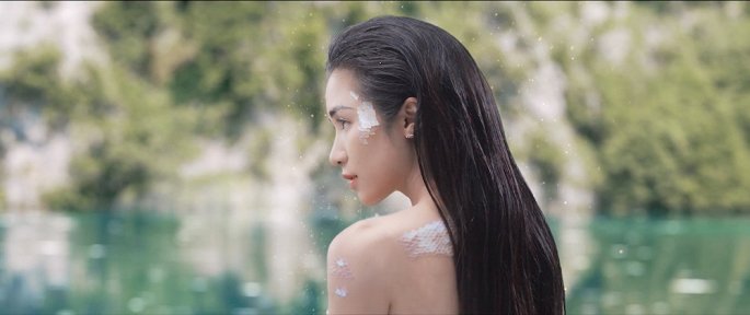 Hòa Minzy biến thành nàng tiên cá chết đói trong MV mới