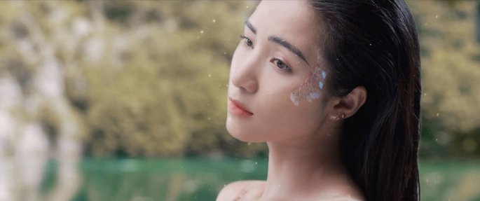 Hòa Minzy biến thành nàng tiên cá chết đói trong MV mới