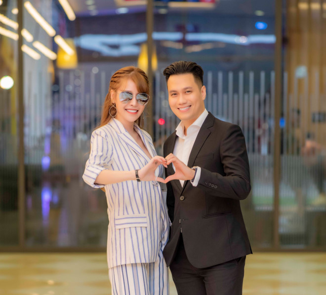 Việt Anh vui vẻ tạo dáng hình trái tim với Quế Vân bất chấp 'cảnh báo' của bà xã? Việt Anh vui vẻ tạo dáng hình trái tim với Quế Vân bất chấp 'cảnh báo' của bà xã?