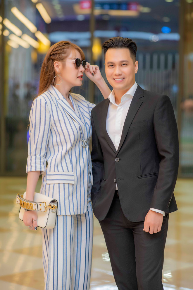 Việt Anh vui vẻ tạo dáng hình trái tim với Quế Vân bất chấp 'cảnh báo' của bà xã? - 2 Việt Anh vui vẻ tạo dáng hình trái tim với Quế Vân bất chấp 'cảnh báo' của bà xã? - 2