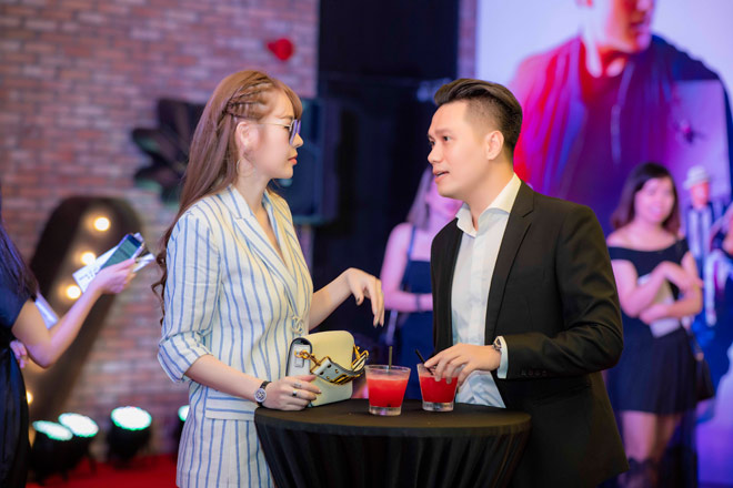 Việt Anh vui vẻ tạo dáng hình trái tim với Quế Vân bất chấp 'cảnh báo' của bà xã? - 3 Việt Anh vui vẻ tạo dáng hình trái tim với Quế Vân bất chấp 'cảnh báo' của bà xã? - 3