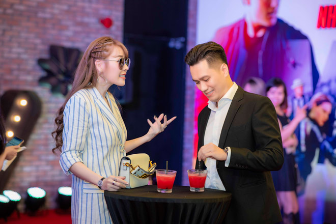 Việt Anh vui vẻ tạo dáng hình trái tim với Quế Vân bất chấp 'cảnh báo' của bà xã? - 4 Việt Anh vui vẻ tạo dáng hình trái tim với Quế Vân bất chấp 'cảnh báo' của bà xã? - 4