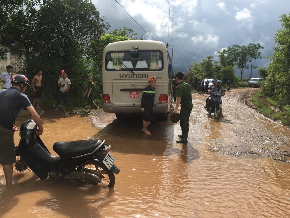 Nóng: Máy bay quân sự Su-22 rơi tại Nghệ An, 2 phi công tử nạn Nóng: Máy bay quân sự Su-22 rơi tại Nghệ An, 2 phi công tử nạn