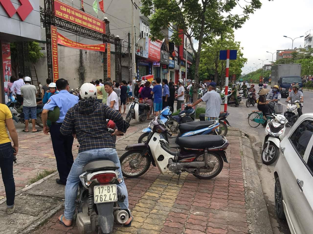 Hà Nội: Xe ô tô chắn hiện trường, người đàn ông ngã thang tử vong thương tâm nhưng không ai biết