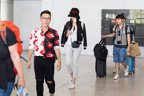 Mỹ nhân chuyển giới Nong Poy mặc giản dị đến Việt Nam