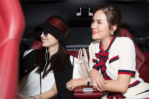 Mỹ nhân chuyển giới Nong Poy mặc giản dị đến Việt Nam