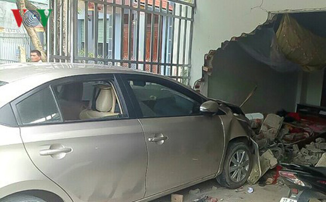 Nữ tài xế đâm xe thẳng vào nhà dân, 1 người chết, 1 bị thương