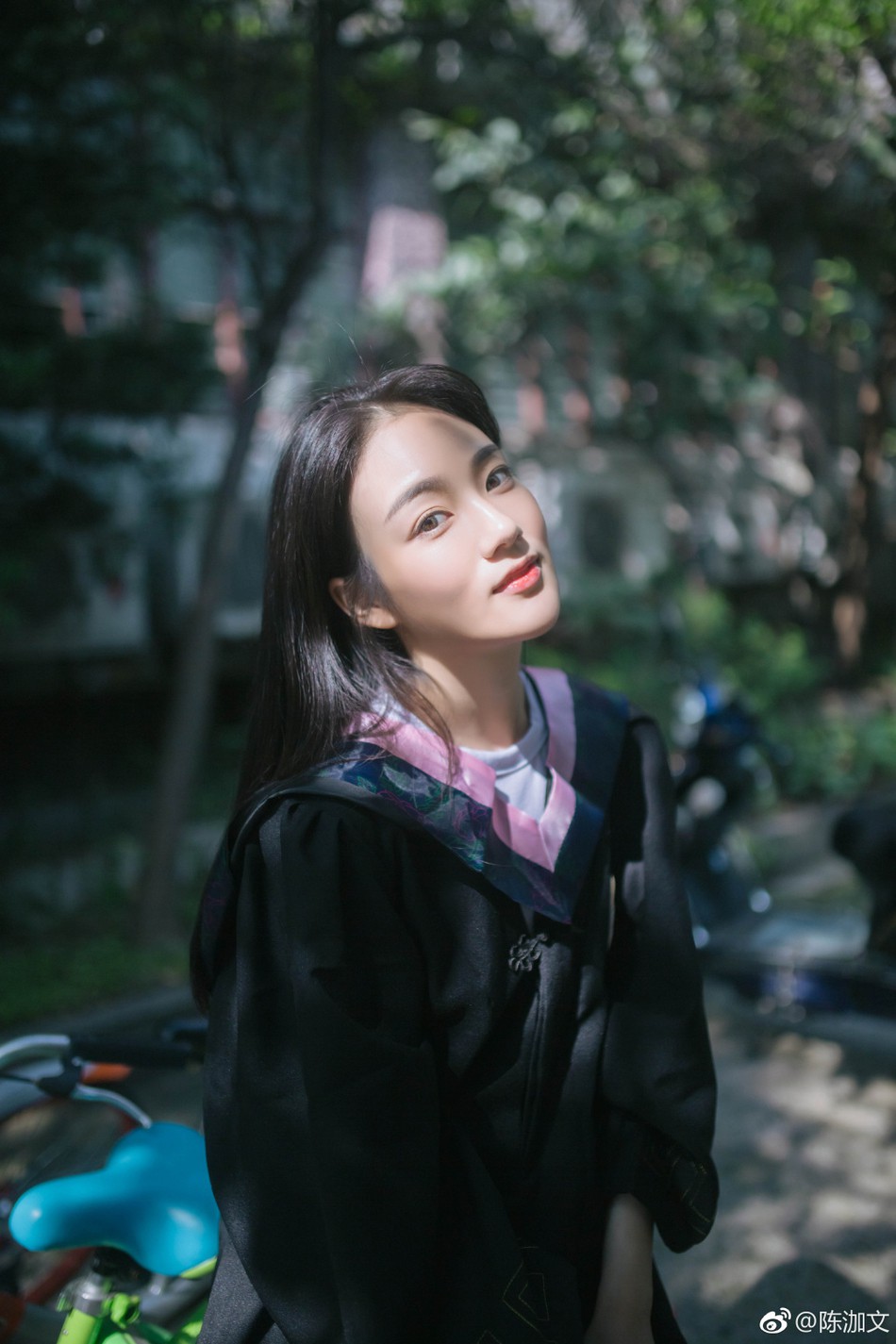 Ngắm dàn nữ sinh xinh xắn này bạn sẽ hiểu vì sao đời người ai cũng nên 1 lần khoác tấm áo cử nhân