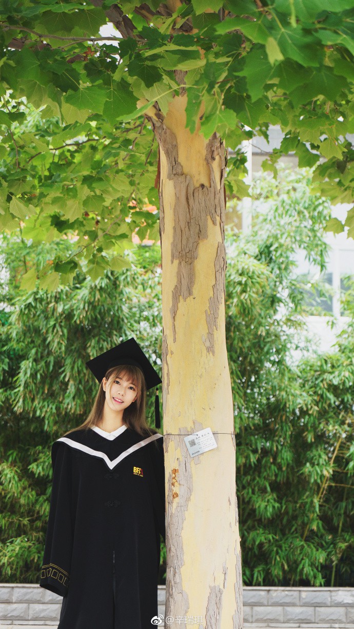 Ngắm dàn nữ sinh xinh xắn này bạn sẽ hiểu vì sao đời người ai cũng nên 1 lần khoác tấm áo cử nhân Ngắm dàn nữ sinh xinh xắn này bạn sẽ hiểu vì sao đời người ai cũng nên 1 lần khoác tấm áo cử nhân