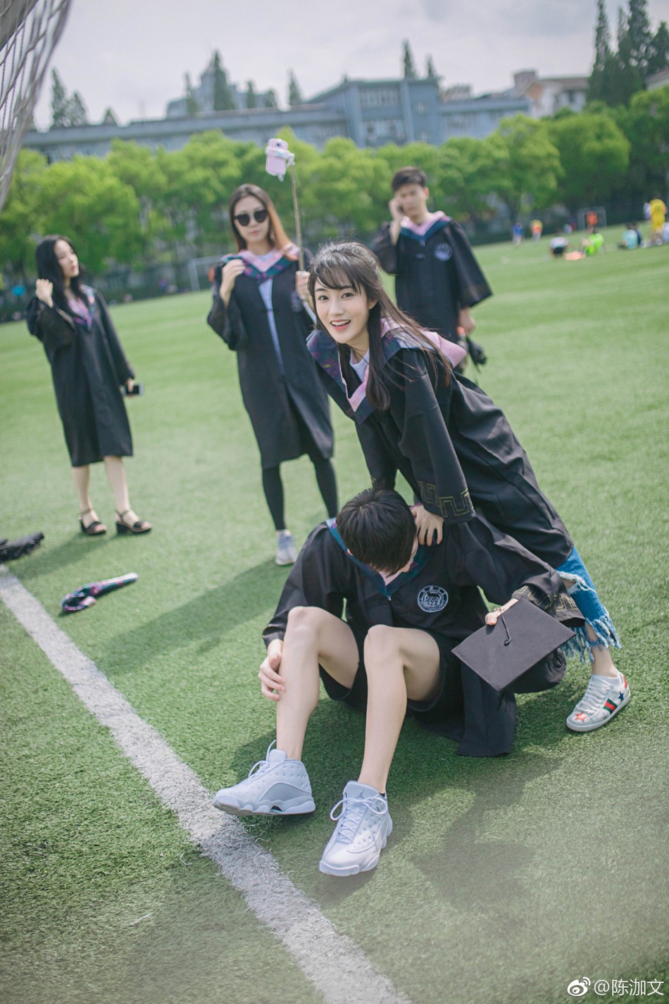 Ngắm dàn nữ sinh xinh xắn này bạn sẽ hiểu vì sao đời người ai cũng nên 1 lần khoác tấm áo cử nhân Ngắm dàn nữ sinh xinh xắn này bạn sẽ hiểu vì sao đời người ai cũng nên 1 lần khoác tấm áo cử nhân