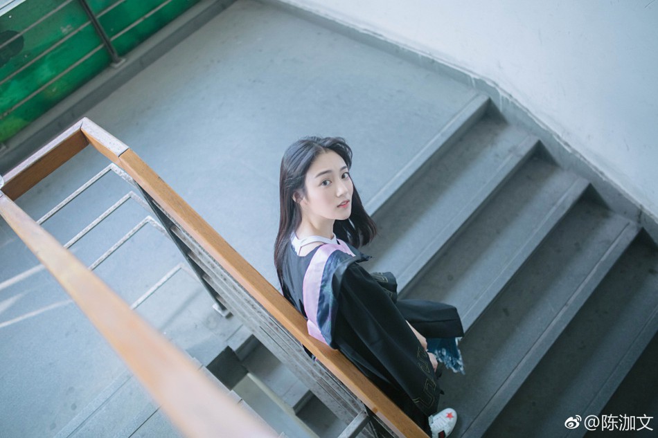 Ngắm dàn nữ sinh xinh xắn này bạn sẽ hiểu vì sao đời người ai cũng nên 1 lần khoác tấm áo cử nhân