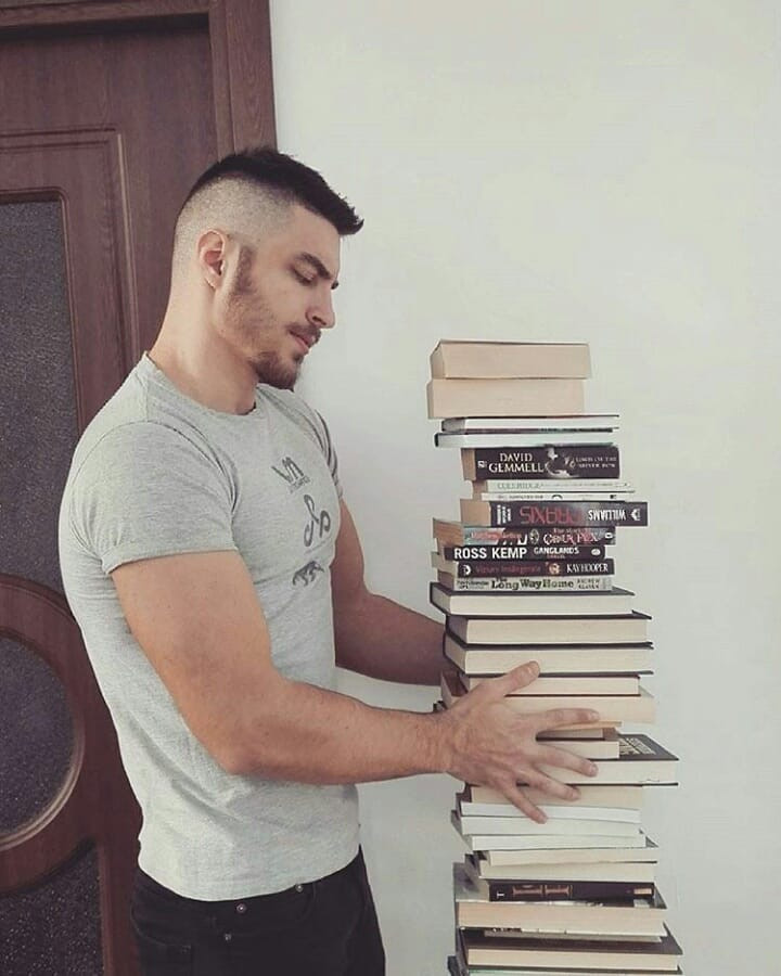 9X điển trai biến hóa trong loạt ảnh độc đáo với sách