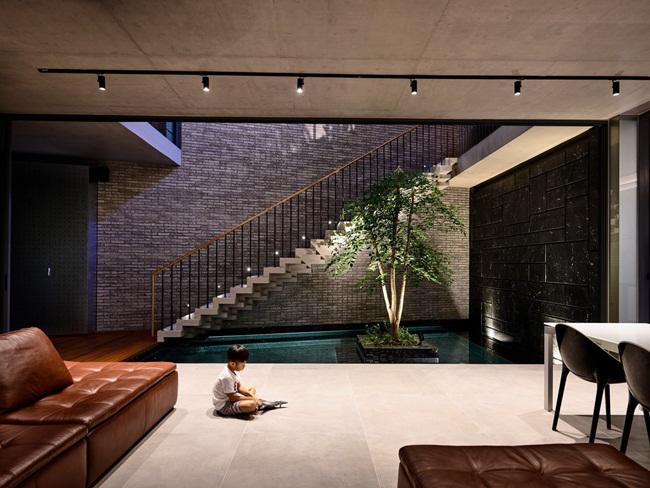 Cần gì màu mè, làm ngay hồ nước trong nhà thế này vừa đẹp rụng rời, quanh năm mát lạnh