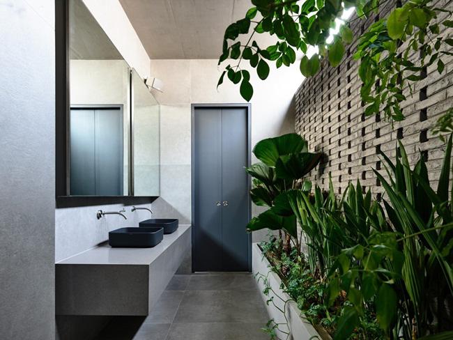 Cần gì màu mè, làm ngay hồ nước trong nhà thế này vừa đẹp rụng rời, quanh năm mát lạnh