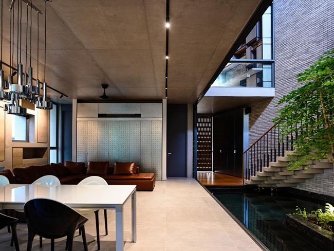 Cần gì màu mè, làm ngay hồ nước trong nhà thế này vừa đẹp rụng rời, quanh năm mát lạnh