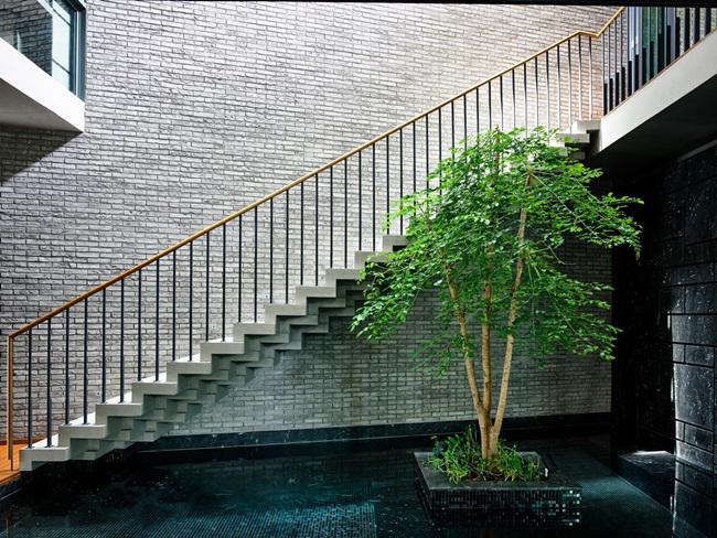 Cần gì màu mè, làm ngay hồ nước trong nhà thế này vừa đẹp rụng rời, quanh năm mát lạnh