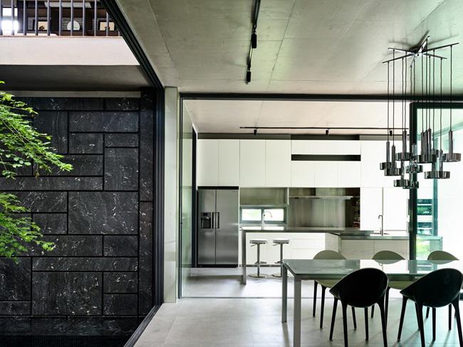 Cần gì màu mè, làm ngay hồ nước trong nhà thế này vừa đẹp rụng rời, quanh năm mát lạnh