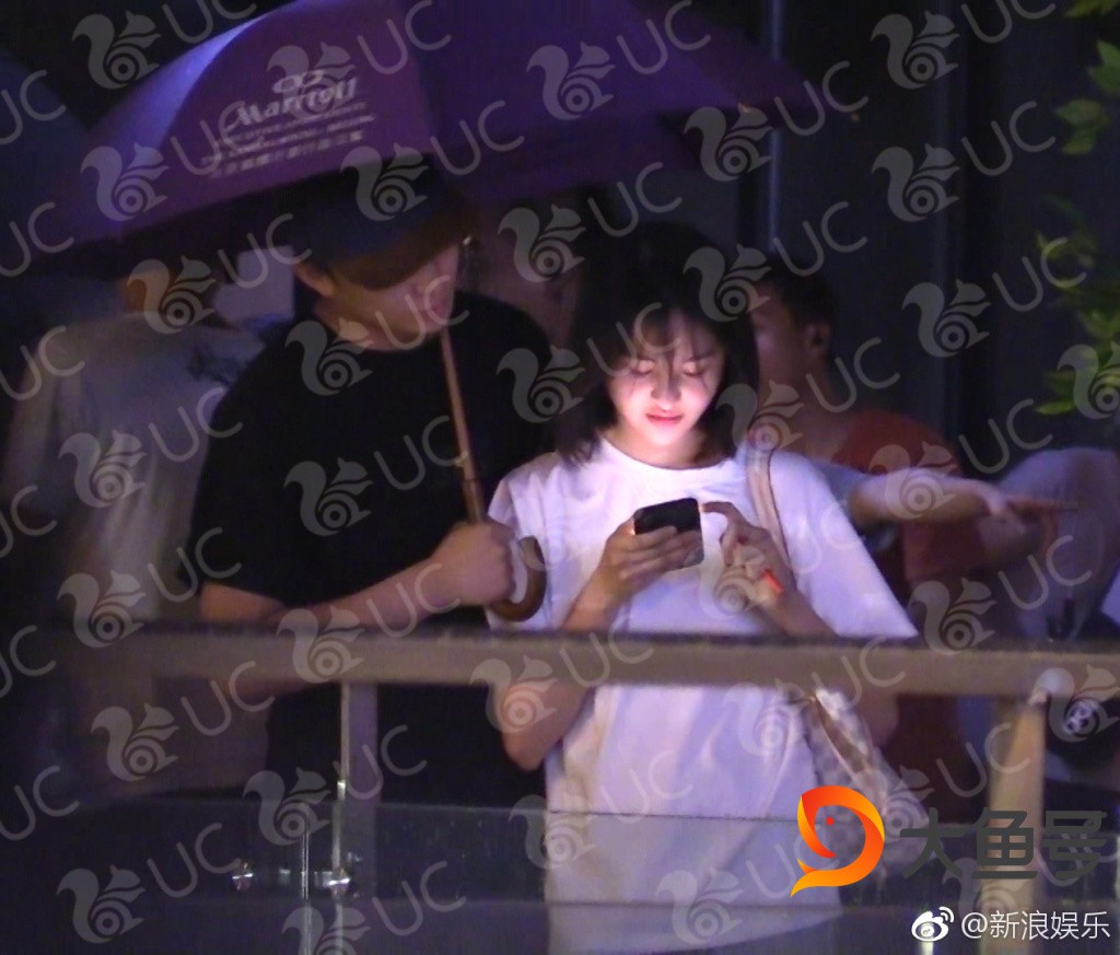 Trịnh Sảng bị paparazzi tóm sống đang ôm ấp, nắm tay giám đốc TVShow điển trai vào khách sạn