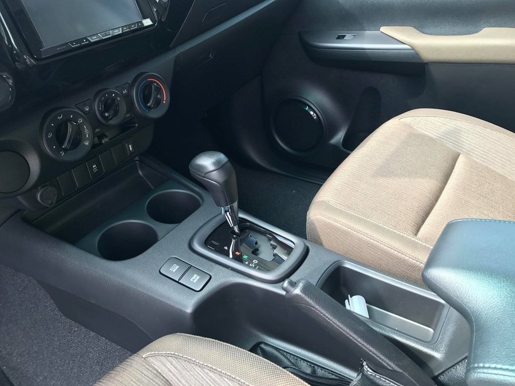 Toyota Hilux hưởng thuế nhập khẩu 0% ồ ạt về đại lý