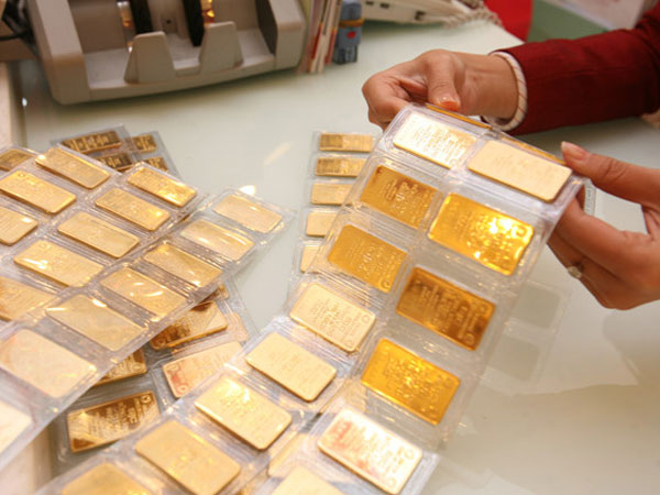 Nhà đầu tư bán mạnh, giá vàng giảm