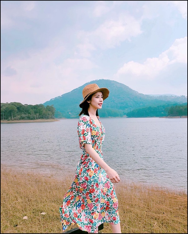 Váy họa tiết hoa cỏ đang khiến hội chị em chết mê chết mệt vì diện lên là xinh hết phần thiên hạ