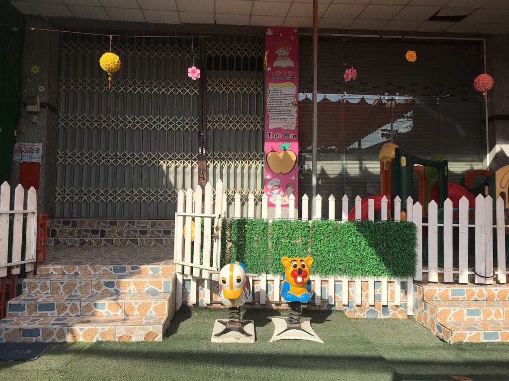 TP.HCM: Bé gái 5 tuổi nghi bị bảo mẫu tát liên tục đến sưng mặt, dọa lấy kéo cắt lưỡi nếu nói cho gia đình biết