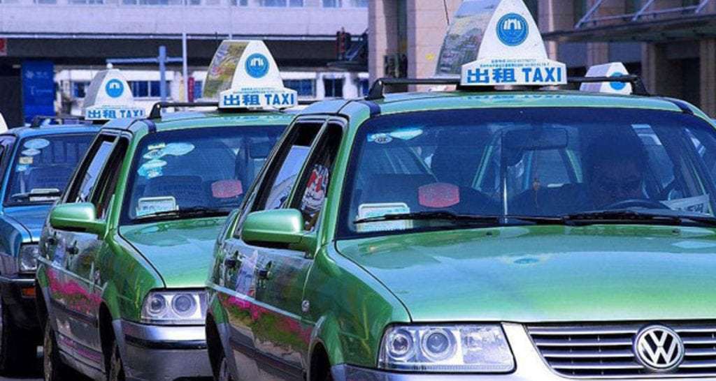 Du khách Mỹ trả nhầm hơn 20 triệu, tài xế taxi Trung Quốc truy tìm bằng được để hoàn trả không thiếu 1 xu