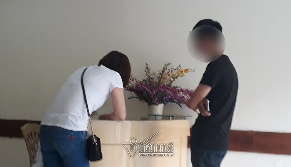 Hai giờ liều mình sau cánh cửa buồng lấy tinh trùng