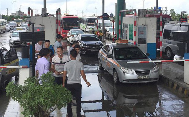 Tài xế bao vây phản đối trạm BOT Mỹ Lộc