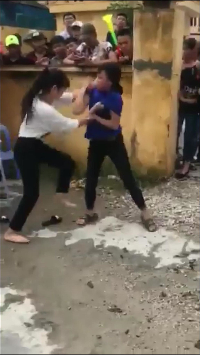 Công an đến can ngăn 2 nữ sinh đánh nhau, câu nói của người quay clip khiến tất cả phẫn nộ