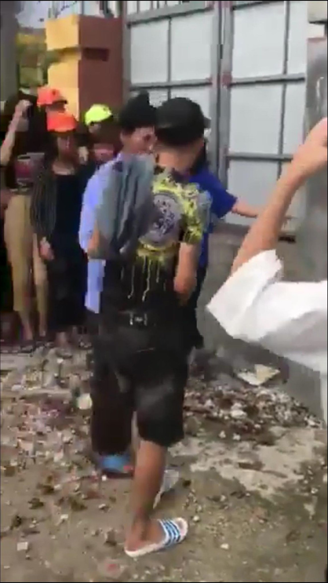 Công an đến can ngăn 2 nữ sinh đánh nhau, câu nói của người quay clip khiến tất cả phẫn nộ