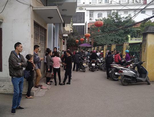 Mặc cho mẹ van xin, con trai vẫn lạnh lùng sát hại anh trai ruột cùng mẹ nuôi của anh