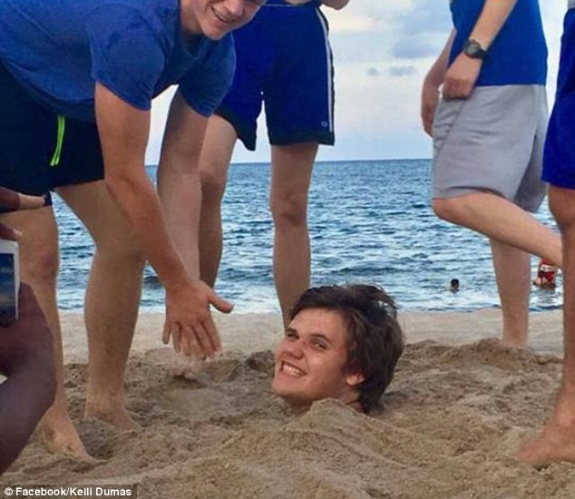 Từ 1 thói quen khi đi biển ai cũng từng làm: Chuyên gia cảnh báo về khả năng bị nhiễm loại kí sinh trùng nguy hiểm