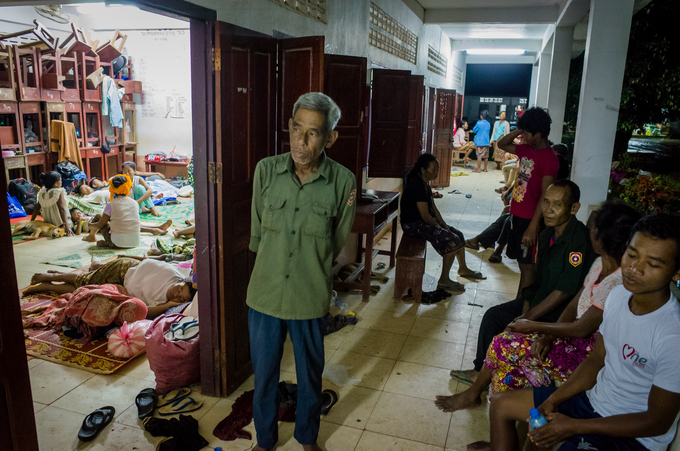 Đêm ở khu lánh nạn sau vỡ đập Lào