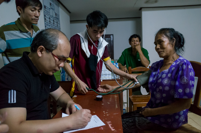 Đêm ở khu lánh nạn sau vỡ đập Lào