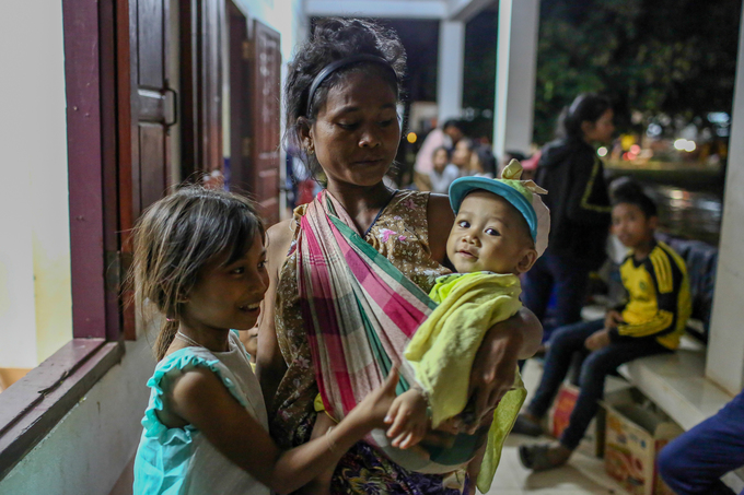 Đêm ở khu lánh nạn sau vỡ đập Lào